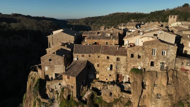 Il borgo medievale di Calcata costruito su una montagna di tufo. Lazio, Italia.
Vista aerea delle case in tufo del caratteristico borgo di Calcata nella provincia di Viterbo vicino a Roma.