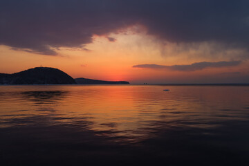 Obraz premium Beautiful sunset over the sea. Vladivostok.
