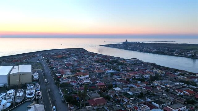 La foce del Fiume Tevere tra Ostia e Fiumicino, Roma Italia.
Vista aerea del Tevere che sfocia nel mar Tirreno.