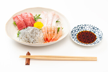 白背景に刺身の盛り合わせ