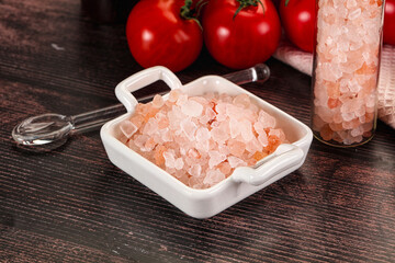 Rose pink Himalai salt in the bowl