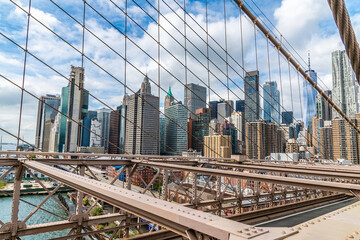 Obraz premium A view across the upper section of the Brooklyn Bridge towards the Manhattan waterfront in New York, in the fall