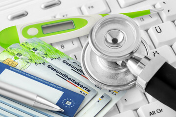 Gesundheitssystem in Deutschland   Gesundheitskarte, PC, Thermometer und Stethoskop