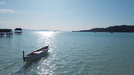 Naklejka premium Boats on the bay and sea with calm waters and a sunset reflection 