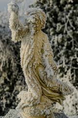 Eine mit Raureif bedeckte Engelsstatuette