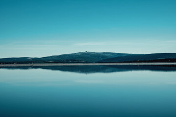 Wasserspieglung des Fichtelberges vom Stausee aus