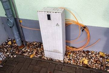 Aus einem Haus kommt ein Leerrohr für Glasfaser Internet.