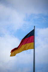 Eine Flagge von Deutschland an einem Fahnenmast.