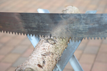 Ein Ritual bei einer Hochzeit, ein St&uuml;ck Holz zusammen mit der S&auml;ge trennen.