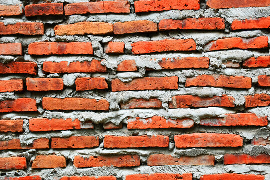 Red brick wall.
Tembok bata merah.