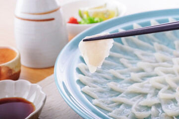 美味しそうなフグの刺身盛り（箸上げ）