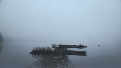 See mit Steg im Nebel 
