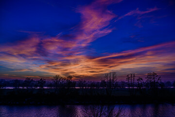 Ein farbenprächtiger Sonnenuntergang am Neujahrstag