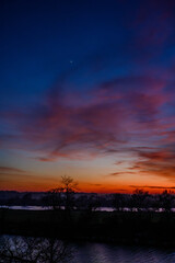 Ein farbenprächtiger Sonnenuntergang am Neujahrstag