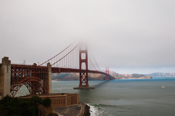 Die Golden Gate Bridge in San Francisco wird von dichtem Nebel umhüllt.