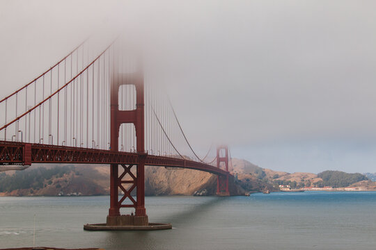 Die Golden Gate Bridge in San Francisco wird von dichtem Nebel umhüllt.