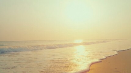 Obraz premium Golden Sunset Over Calm Ocean Waves On Sandy Beach