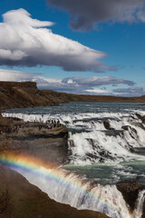 Majestätischer Wasserfall Gullfoss in Island mit Regenbogen