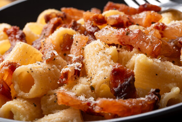 Pasta alla carbonara, ricetta classica della cucina romana, cibo italiano 