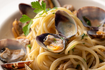 Deliziosi spaghetti con vongole veraci, pasta italiana, ricetta mediterranea 