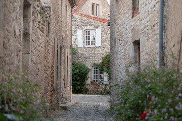 Le petit village de Charroux en Auvergne dans l'allier