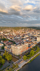 Fototapeta premium Vue aérienne de la ville de Vichy avec vue sur l'allier, dans l'Allier en Auvergne pendant l'été