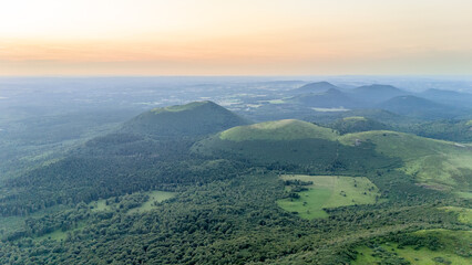 Fototapeta premium Le sommet de la montagne du Puy-de-Dôme en Auvergne pendant l'été au coucher de soleil