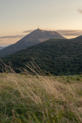 La montagne du Puy-de-Dôme en Auvergne au coucher de soleil et le volcan du Puy de Pariou