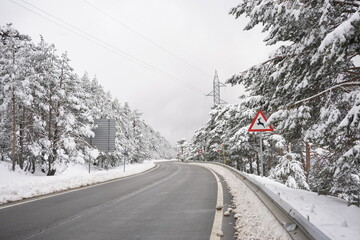 Paisaje con carretera en montaña y bosque con nieve del frio invierno