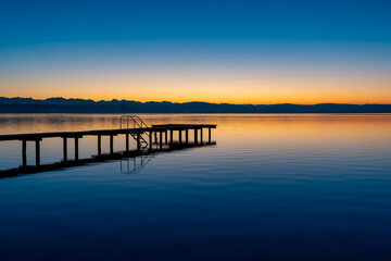 Fototapeta premium Steg in der Abenddämmerung am Starnberger See