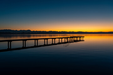 Fototapeta premium Die Sonne geht unter über dem Starnberger See