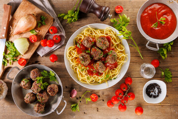 spaghetti with meatballs and tomato sauce