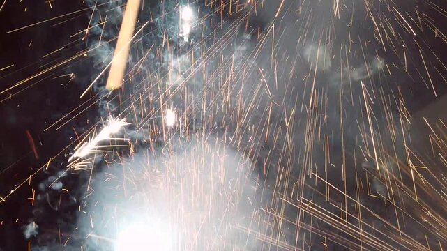 Explodierender Feuerwerksvulkan in Silvesternacht, Brauchtum, Rauchgas, Funkenregen