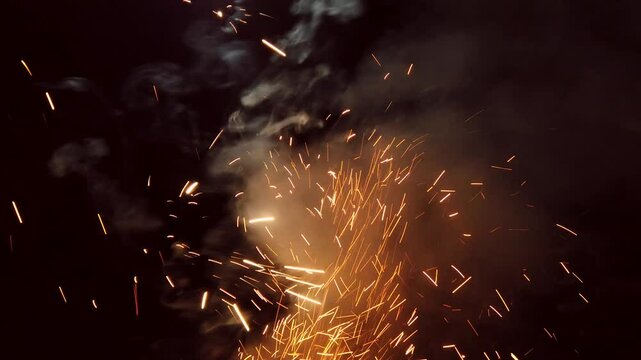 Explodierender Feuerwerksvulkan in Silvesternacht, Brauchtum, Rauchgas, Funkenregen