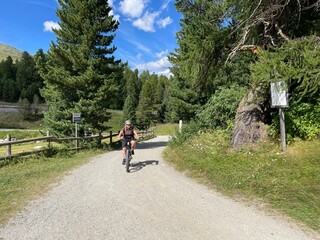 Obraz premium Radtour am Ursprung des Inns in der Schweiz