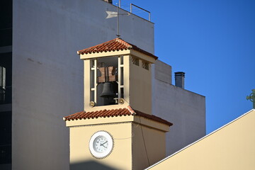 wieża kościoła palma niebieskie niebo krzyż Jezus © Miroslaw