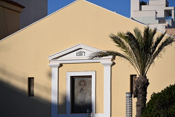 wieża kościoła palma niebieskie niebo krzyż Jezus © Miroslaw