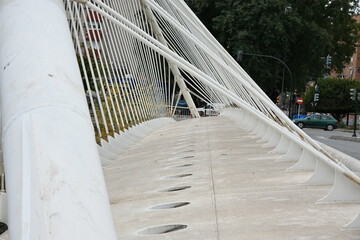 przęsło most nowoczesny biały ptaki gołębie niebo stal metal  © Miroslaw