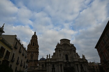 Katedra fasada bogato zdobiona święte postacie wież kościoła © Miroslaw