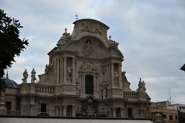 Katedra fasada bogato zdobiona święte postacie wież kościoła