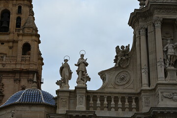 Katedra fasada bogato zdobiona święte postacie wież kościoła