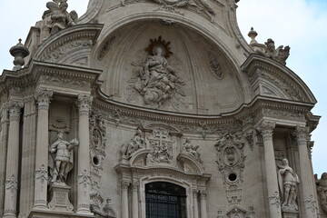 Katedra fasada bogato zdobiona święte postacie wież kościoła