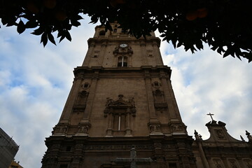 Katedra fasada bogato zdobiona święte postacie wież kościoła © Miroslaw