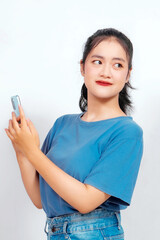 Naklejka premium Smiling young Asian woman employee holding her phone, isolated on white background