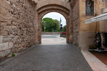 Obraz premium The entrance to the old town of Lazise through the medieval Scaliger walls