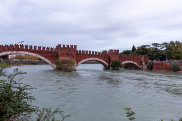Obraz premium A view of the Ponte di Castelvecchio (Castelvecchio Bridge) in Verona, a medieval arched bridge with distinctive battlements