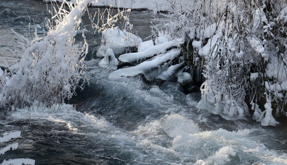 Bach und Auwald von Rauhreif bedeckt und verschneit - frosted stream in a winter forest
