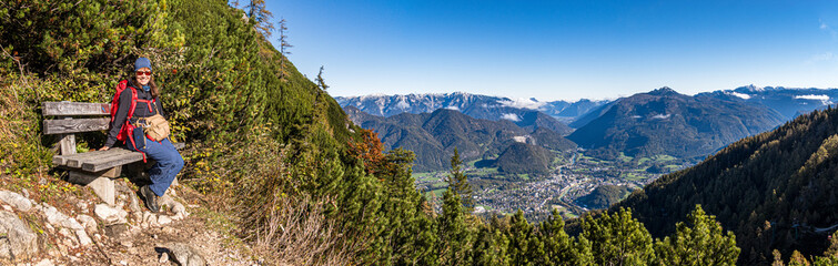 Naklejka premium Wanderpause an der Katrin mit Blick auf Bad Ischl