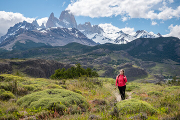 Fototapeta premium Mujer senderista disfrutando de los recorridos de El Chalten. Patagonia Argentina
