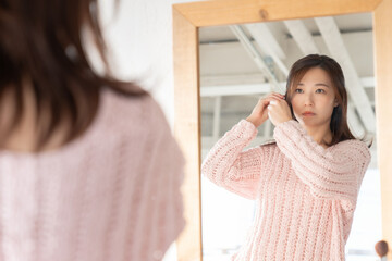 鏡を見る女性